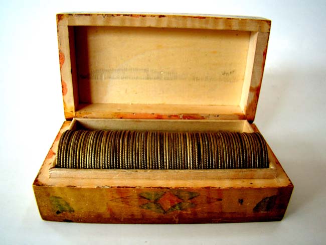 A boxed collection of 78 George III brass Gambling tokens dated 1790 with their original sycamore box. — image 3